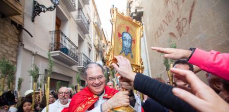 Algunos fieles tratan de alcanzar la custodia de la Santa Faz, ayer en Alicante.