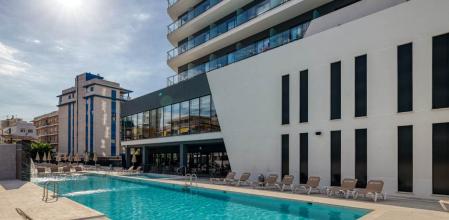 Piscina y área exterior del Hotel Senator de Gandía