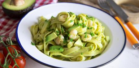 Pasta con gambas y aguacate, una receta original y sabrosa