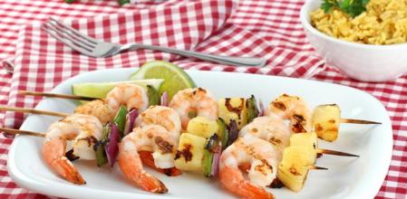 Cómo hacer unas saludables brochetas de gambas y verduras