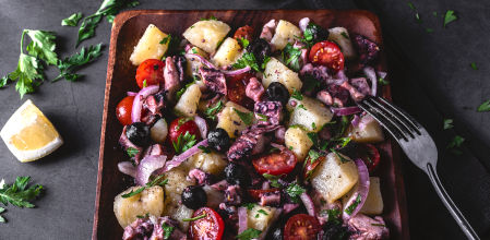 Cómo hacer una ensalada de patatas, pulpo y tomate