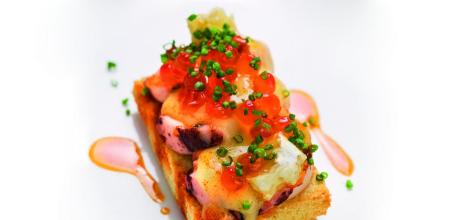 Cómo hacer esta deliciosa receta de pan, pulpo y huevas de salmón