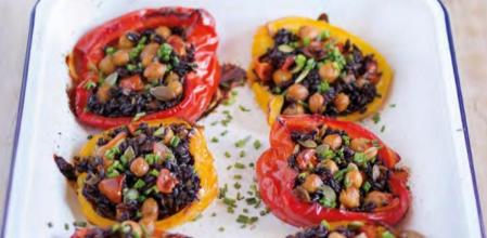 Receta vegetariana: pimientos rellenos con arroz negro verene y garbanzos