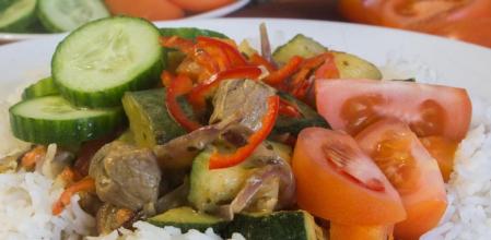 Come bien (por menos de 4 euros) con esta receta de curry verde con cerdo