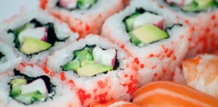 Prepara ‘makis California’ en casa con esta receta