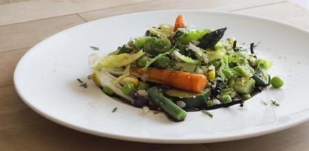 Así se prepara este primaveral wok de arroz con azukis, verduras y algas