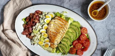Ensalada Cobb, una receta completa y sabrosa que te ayudará a superar la vuelta a la rutina