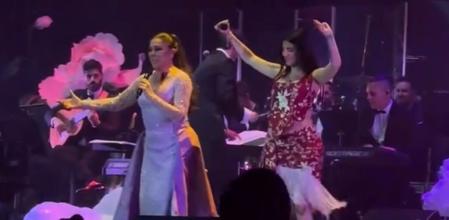 Naiara e Isabel Pantoja durante el concierto de la tonadillera en Madrid