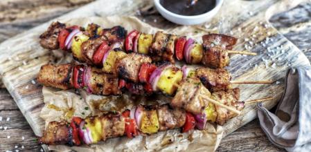 La receta más veraniega de brochetas de cerdo con piña&nbsp;