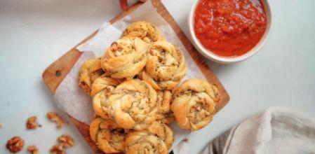 La receta de caracolas de hojaldre con pesto más irresistible que tendrás lista en media hora