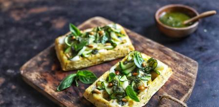 La receta más fácil y 'healthy' de gofres de polenta con calabacín, queso y pesto