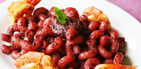 Prepara esta sabrosa y sencilla receta de amorelli con pesto de remolacha