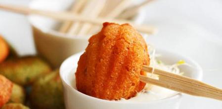 La receta de mini madeleines de pesto verde y rosso para sorprender a tus invitados