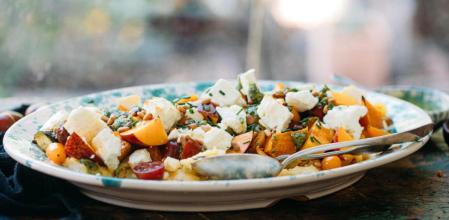 Polenta con verduras, nectarina, queso feta y pesto, una receta irresistible de verano