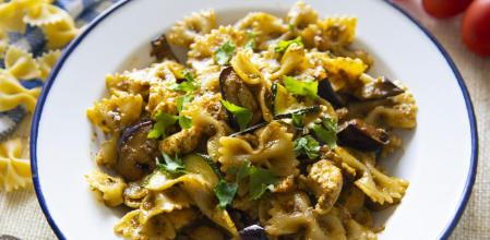 Receta de farfalle con pollo, calabacín, berenjena y pesto rojo