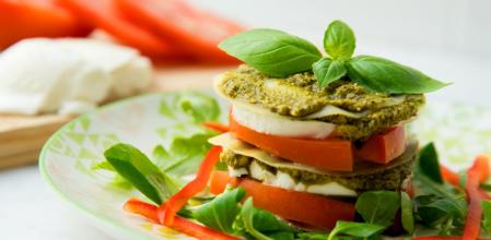 Cómo hacer una mini lasaña fría de mozzarella y pesto