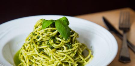 La receta fácil y rápida de pasta al pesto