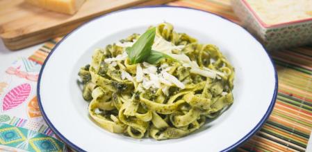 Mira qué bueno: nidos de pasta con pesto de pistachos para preparar con los niños