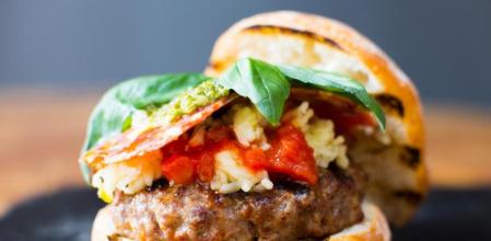 Disfruta de esta deliciosa hamburguesa italiana