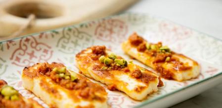 Halloumi al horno con pesto rojo, un plato para amantes del queso