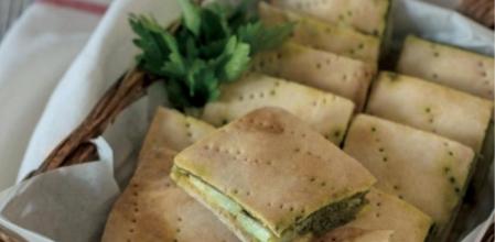 Cómo preparar esta focaccia rellena de patatas y pesto al perejil