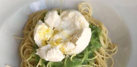 No te creerás lo fácil que es preparar una salsa pesto en casa