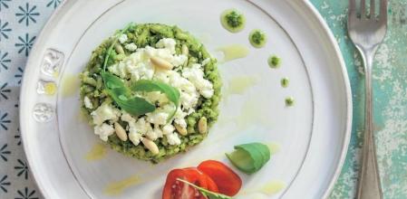 Una receta vegetariana de arroz integral con pesto de rúcula