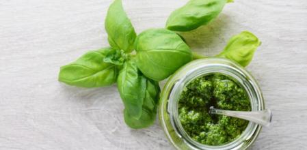 La receta de salsa pesto que resucitará tus pastas y ensaladas