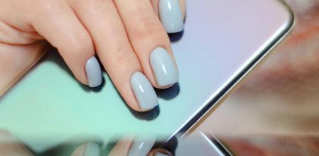 Las uñas azules son una de las tendencias en manicura para esta primavera 2024.