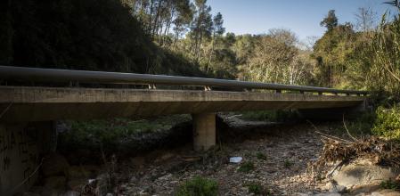 14 - 03 - 2023 / Cervelló / Riera de Cervelló sin agua. Es el municipio con más gasto debido a los problemas de infraestructura . / foto: Llibert Teixidó