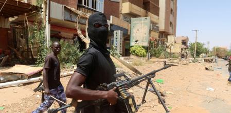 FILE PHOTO: A member of Sudanese armed forces looks on as he holds his weapon in the street in Omdurman, Sudan, March 9, 2024. REUTERS/El Tayeb Siddig/File Photo