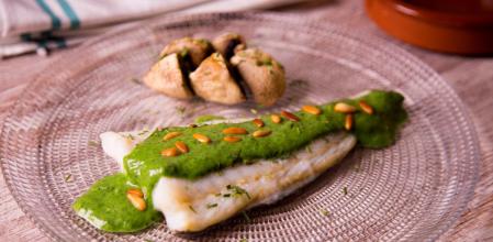 Cómo preparar este delicioso bacalao con salsa de espinacas y piñones
