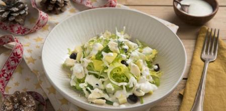 Prepara esta receta de ensalada de escarola con manzana y queso azul en 15 minutos