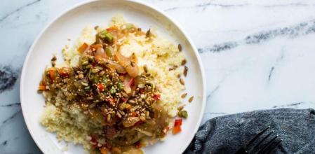 Cuscús con verduras y frutos secos para una cena sana y nutritiva