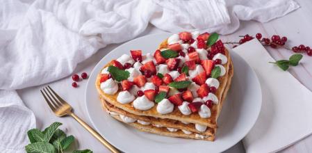 Prepara esta irresistible tarta de San Valentín con fresas y nata