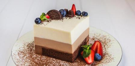Cómo hacer tarta de tres chocolates sin horno