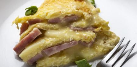 Cómo preparar una tarta salada de queso y jamón york en el microondas