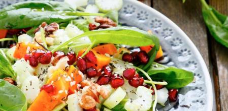 Calabaza, nueces y granada en una receta de ensalada 100% otoñal
