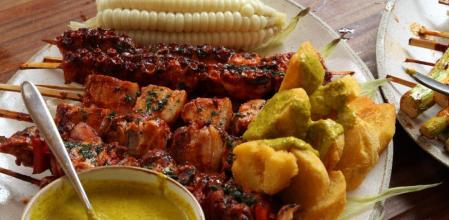 Así se prepara el plato típico del ‘street food’ peruano