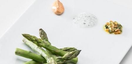 Espárragos al vapor con tres salsas para mantener la línea a raya