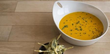 Crema de calabaza violín y tempura de salvia fresca