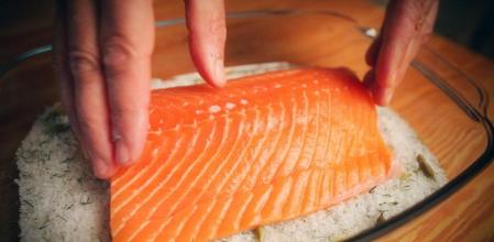 Cómo curar en sal y azúcar alimentos como el salmón