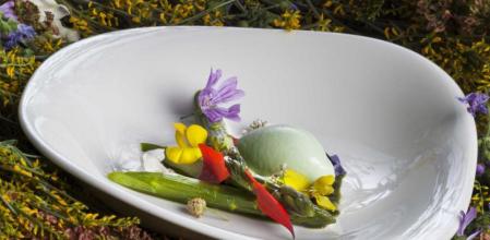 Ensalada de espárragos con aguachile de cilantro y flores