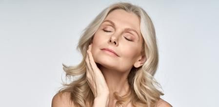 El ácido glicólico es un exfoliante químico efectivo para tratar los efectos de la edad sobre la piel.