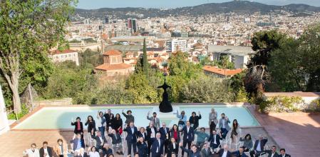 Fotografia de grupo del acto de presentación de la regata cultural, de la Copa América, un programa de actividades culturales, artísticas, deportivas, gastronomicas, de ciencia y de ocio que se celebra en el marco de la Copa América de vela.