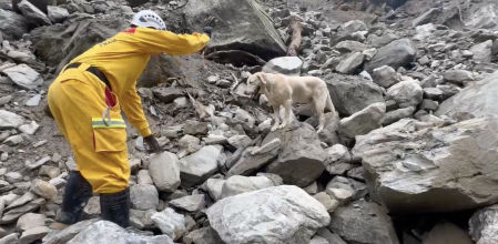 Roger en plena actuación de rescate