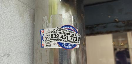 El peligro de los anuncios de cerrajeros que vemos por todas partes: “Son una estafa”