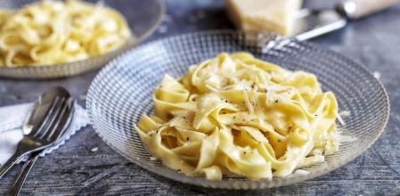 Prepara esta sencilla y rapidísima receta italiana de tallarines con salsa Alfredo