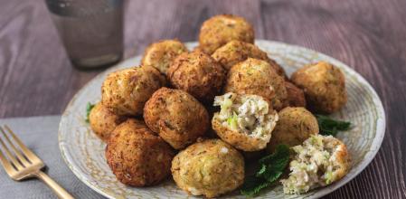 Prueba esta crujiente receta de croquetas griegas de calabacín