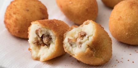 Croquetas de patata y carne con un toque dulce